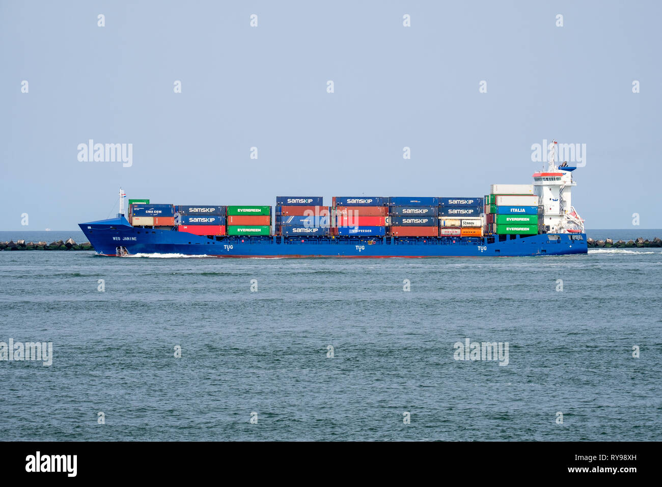 Contenitore vele della nave in mare lasciando del porto di Rotterdam, Paesi Bassi Foto Stock