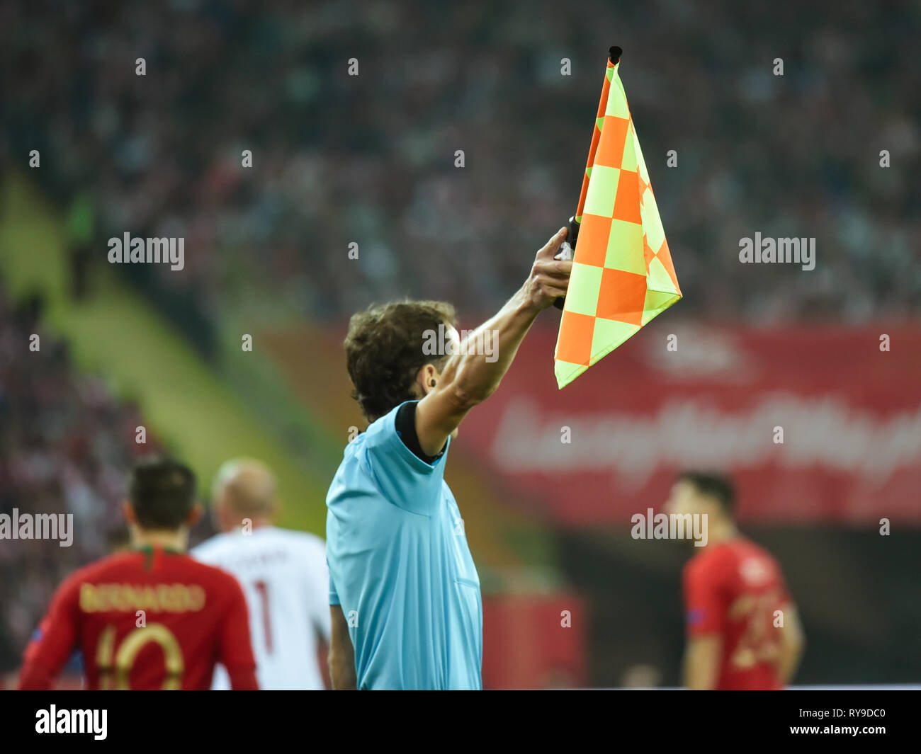 Assistente di arbitro di calcio con la bandiera alzata. Foto Stock