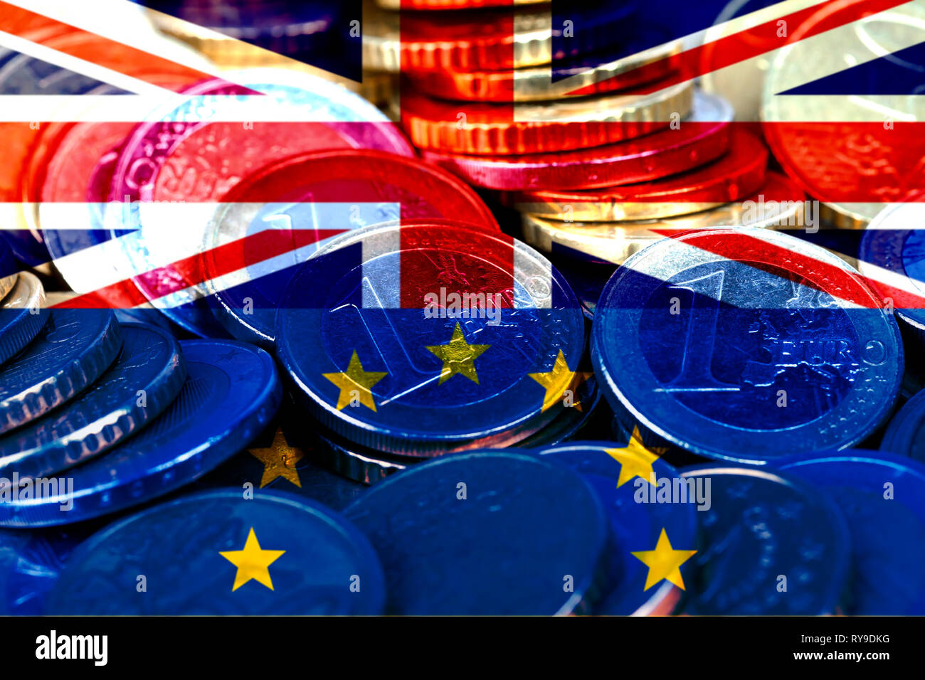 Un sacco di monete in euro con le bandiere del Regno Unito e la Comunità europea. Brexit metafora. Foto Stock