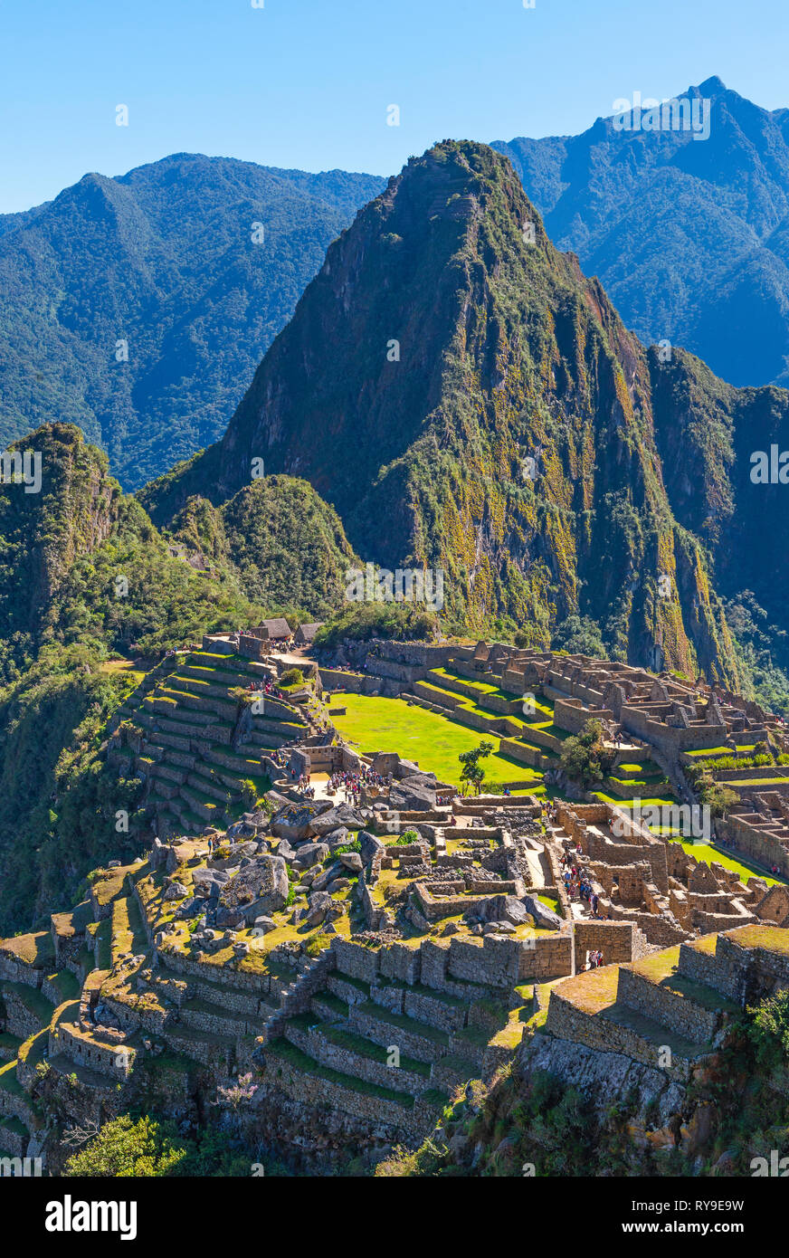 Fotografia verticale delle rovine Inca di Machu Picchu con il Huayna Picchu picco di montagna in background, Provincia di Cusco, Perù. Foto Stock