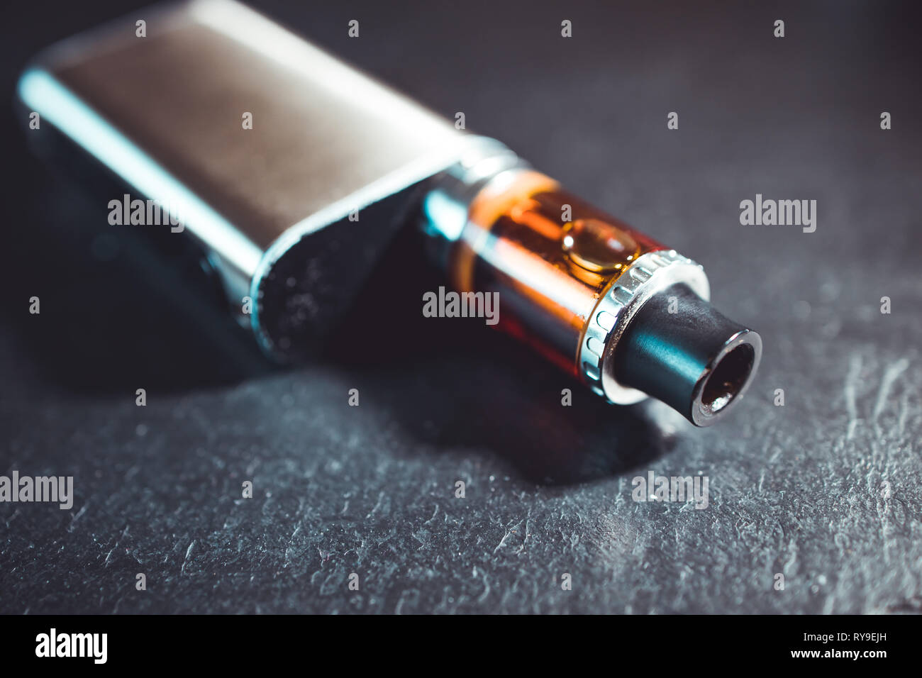 Vape metallo pen sigaretta elettronica con vaping sfondo scuro Foto Stock