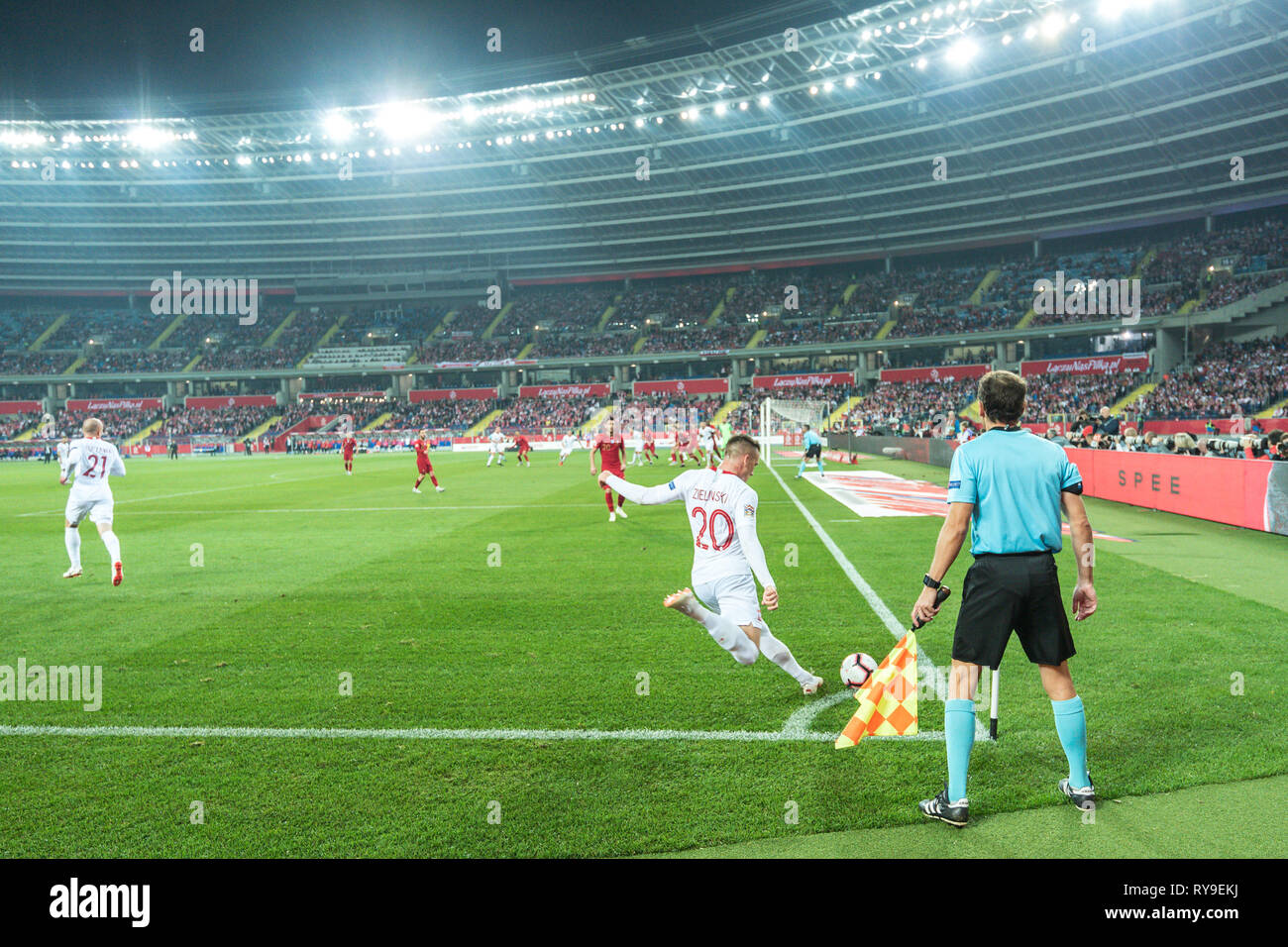 CHORZOW, Polonia - 11 ottobre 2018: Nazioni Football League Division un gruppo 3 corrisponde la Polonia Portogallo vs 2:3 . Piotr Zielinski kick palla dalla corne Foto Stock