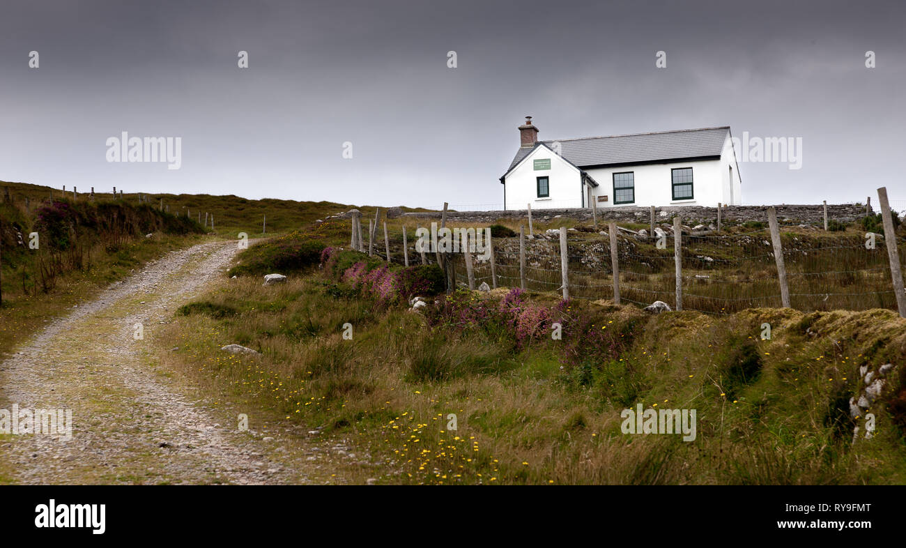 Dursey Island, Cork, Irlanda. 11 Agosto, 2015. Una vecchia casa di scuola che ora è stato trasformato in una casa vacanze sull isola di Dursey nel Beara Pe Foto Stock