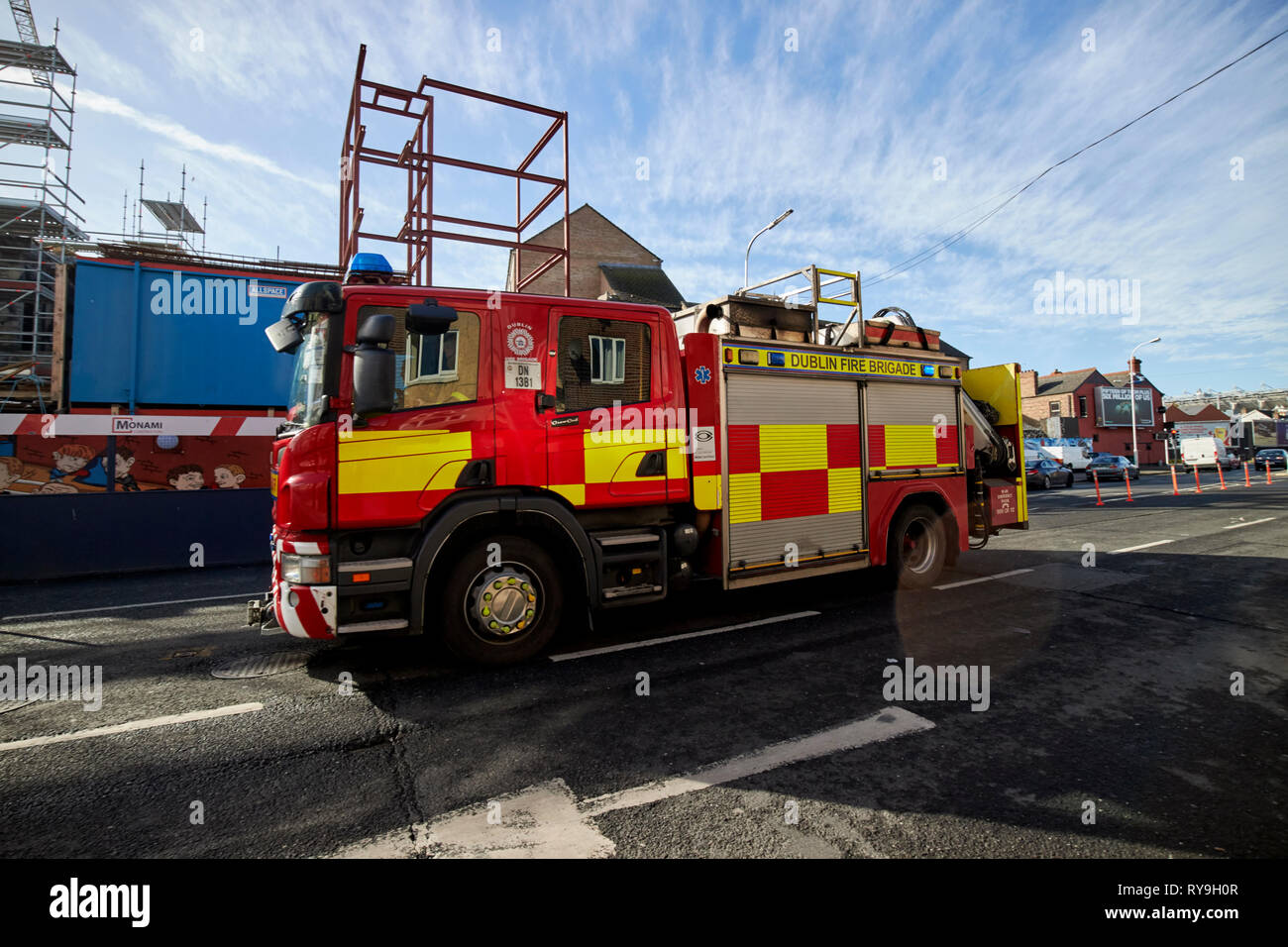 Dublino Vigili del Fuoco scania gara di emergenza motore fire rispondendo a una chiamata ballybough Dublino Repubblica di Irlanda Europa Foto Stock