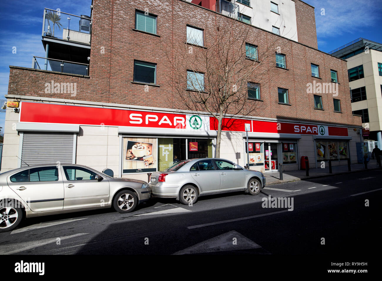 Spar local convenience store sotto il faro appartamenti nord dock a Dublino Repubblica di Irlanda Europa Foto Stock