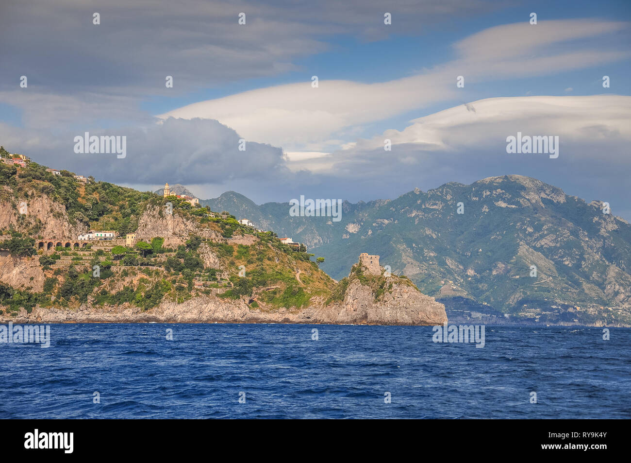 Il San Pancrazio Martire chiesa e Capo di Conca cliff panorama, Costiera Amalfitana, Italia Foto Stock