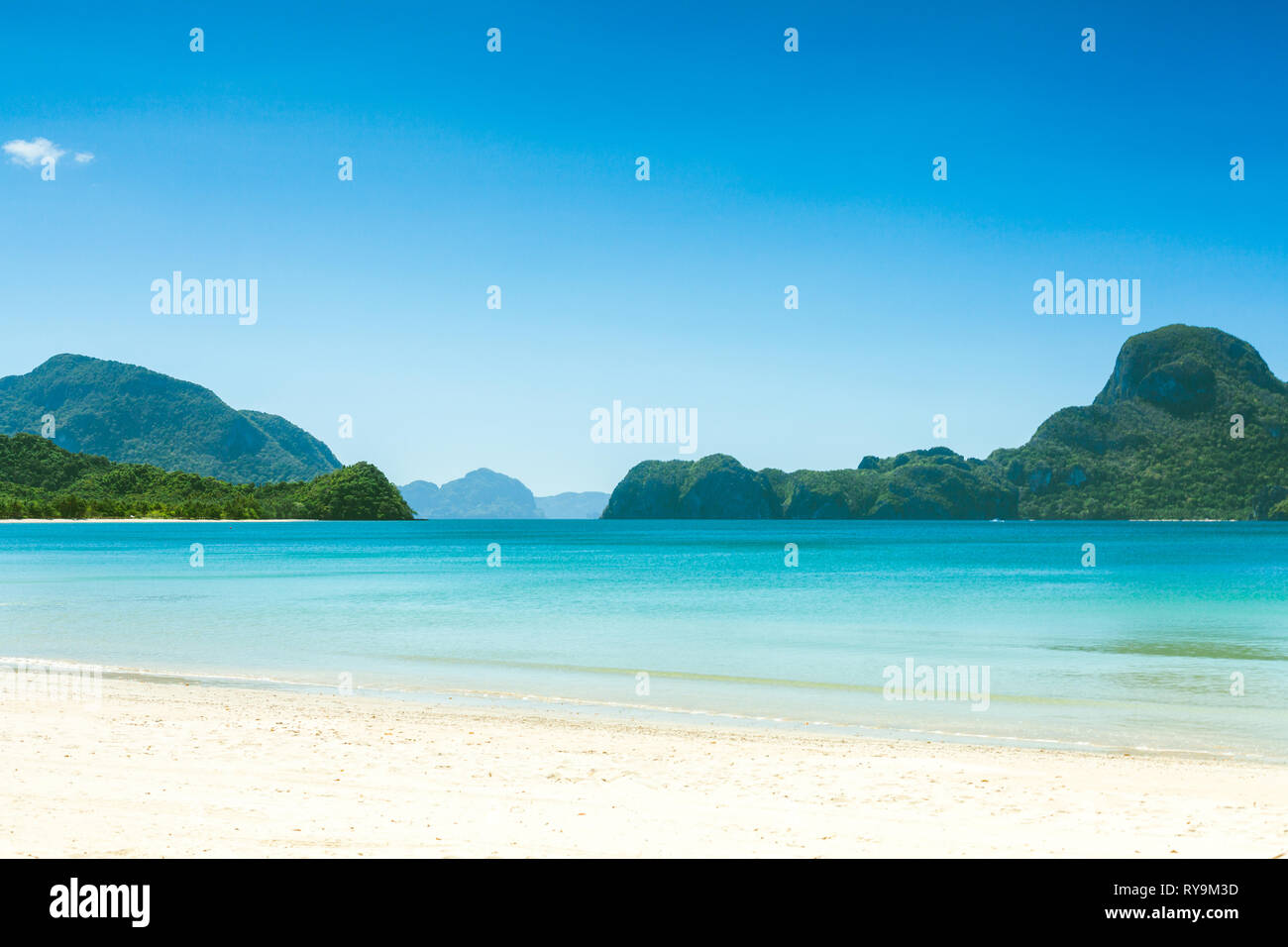 Favoloso esotica spiaggia con sabbia bianca e alte palme Foto Stock