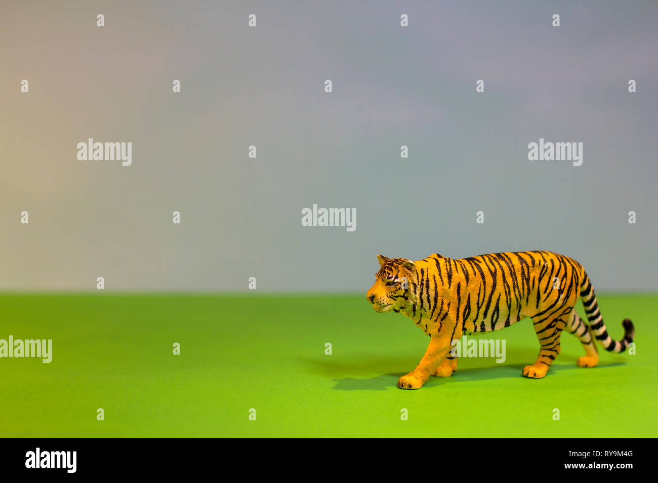 Come un vero e proprio tiger. Toy tiger su un studio luminoso dello sfondo. Eco giocattoli. Foto Stock