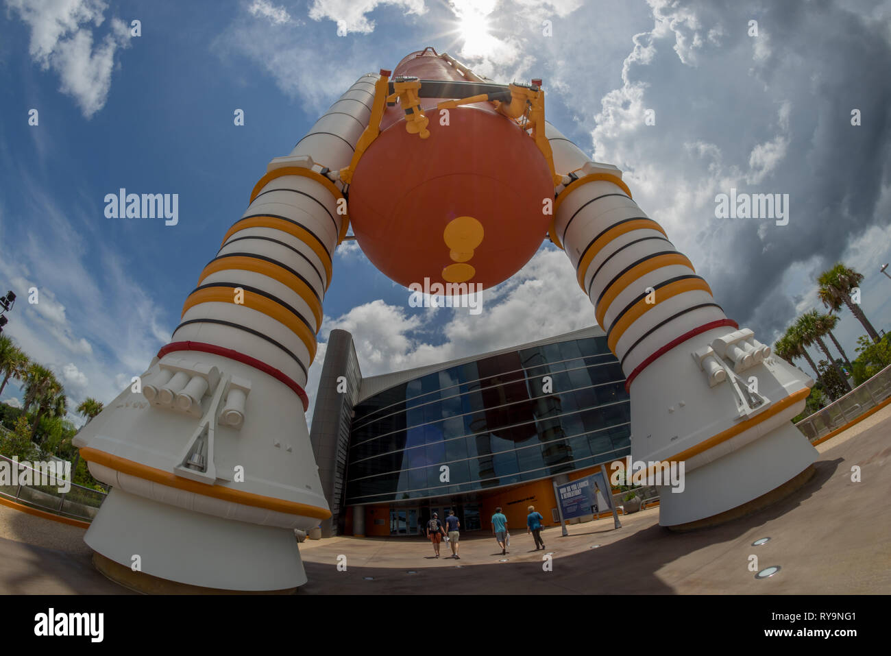 La NASA Kennedy Space Center, gigante booster a razzo al di fuori della navetta Atlantis edificio, Cape Canaveral, in Florida, Stati Uniti d'America Foto Stock
