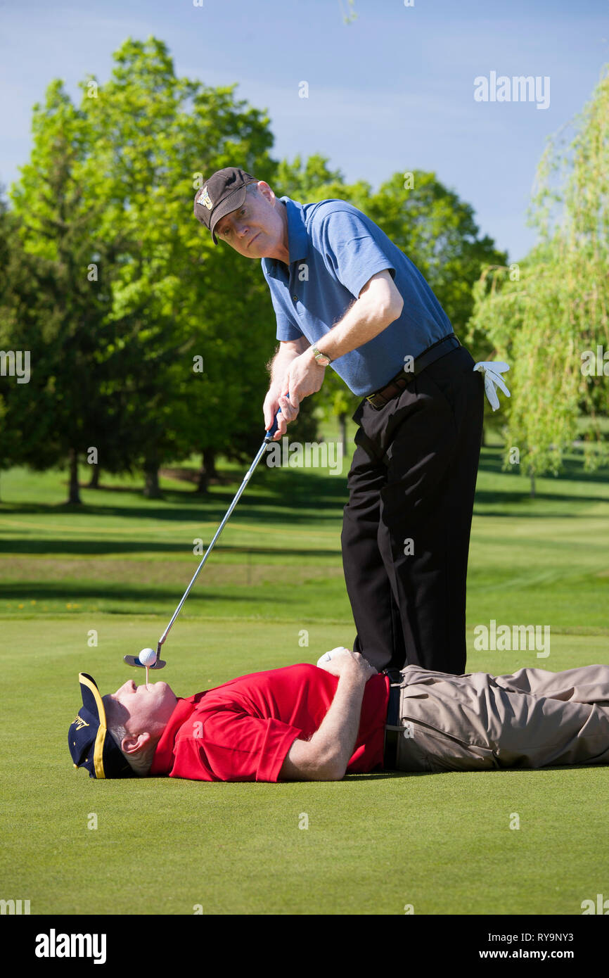 Maschio maturo golfisti Clowning Around su un Golf verde. Stati Uniti d'America Foto Stock