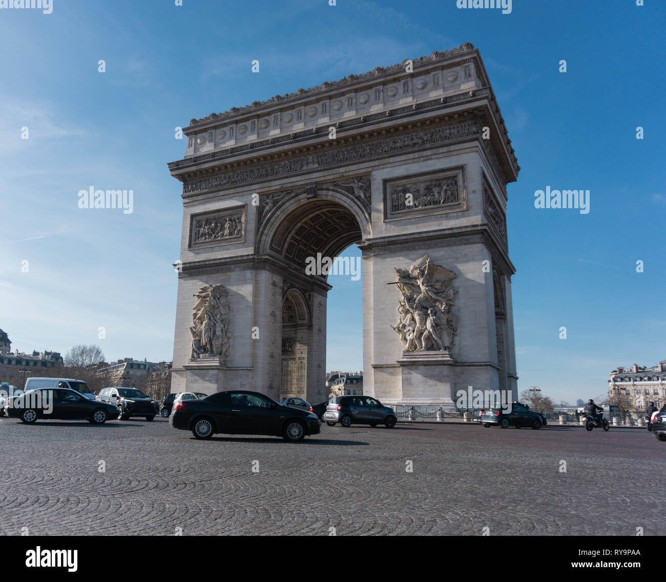 Arc de triomphe traffico diurno luce orizzontale shot Foto Stock