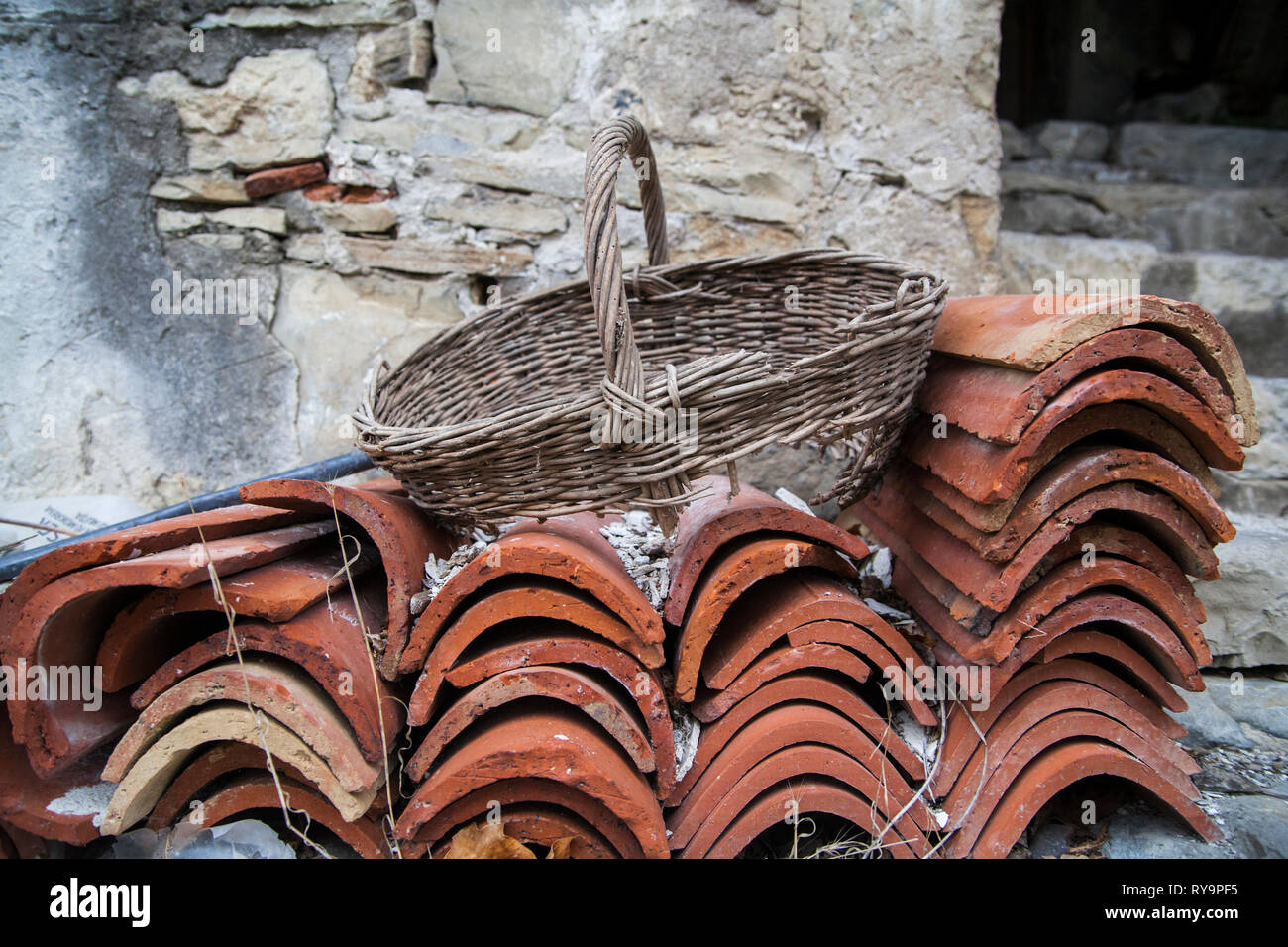 Cestello rotto su un mucchio di argilla tilesin sul tetto di un villaggio abbandonato Slapnik nella regione Goriška Brda, Slovenia. Foto Stock