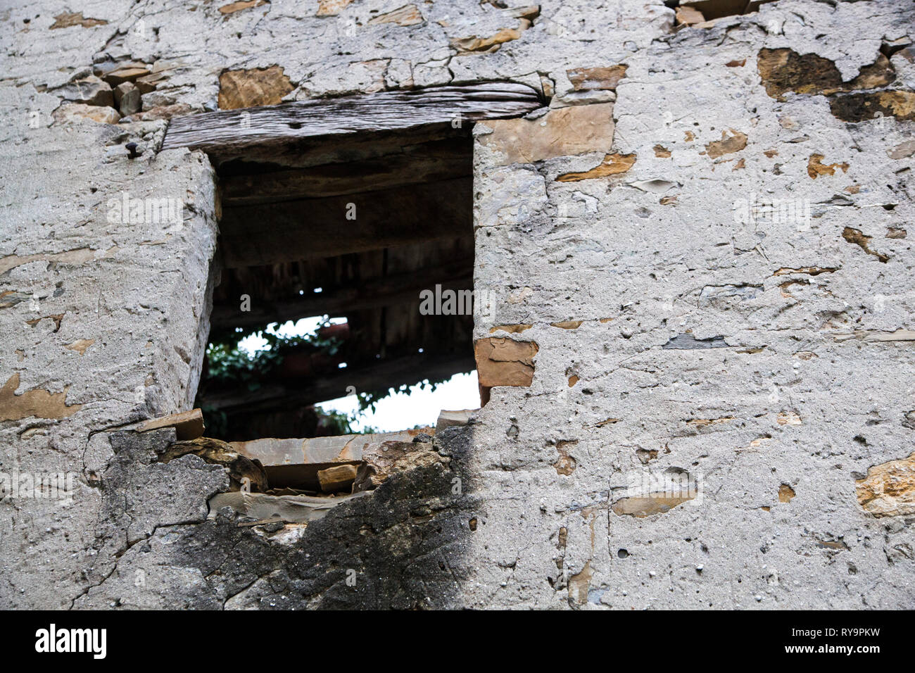Una finestra su una stabile abbandonato in un villaggio abbandonato Slapnik nella regione Goriška Brda, Slovenia. Foto Stock