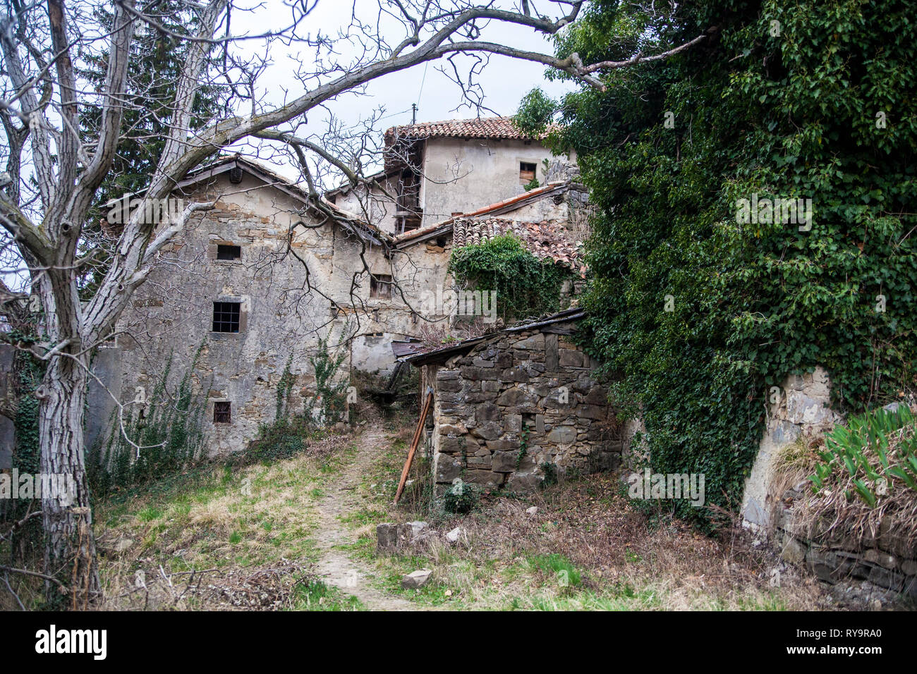 Villaggio abbandonato Slapnik nella regione Goriška Brda, Slovenia. Foto Stock