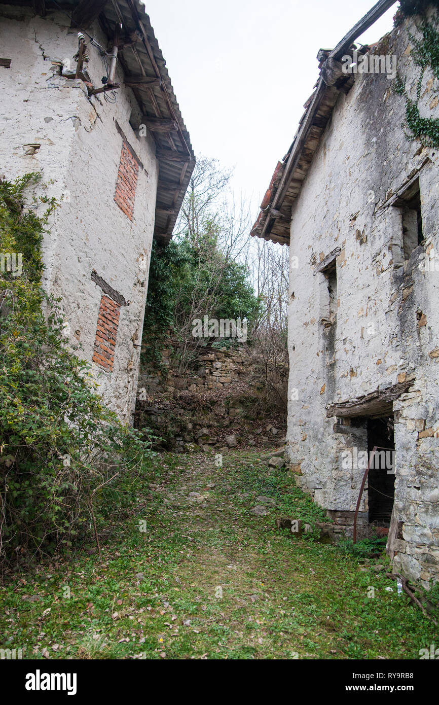Casa abbandonata e stabile in un villaggio abbandonato Slapnik nella regione Goriška Brda, Slovenia. Foto Stock