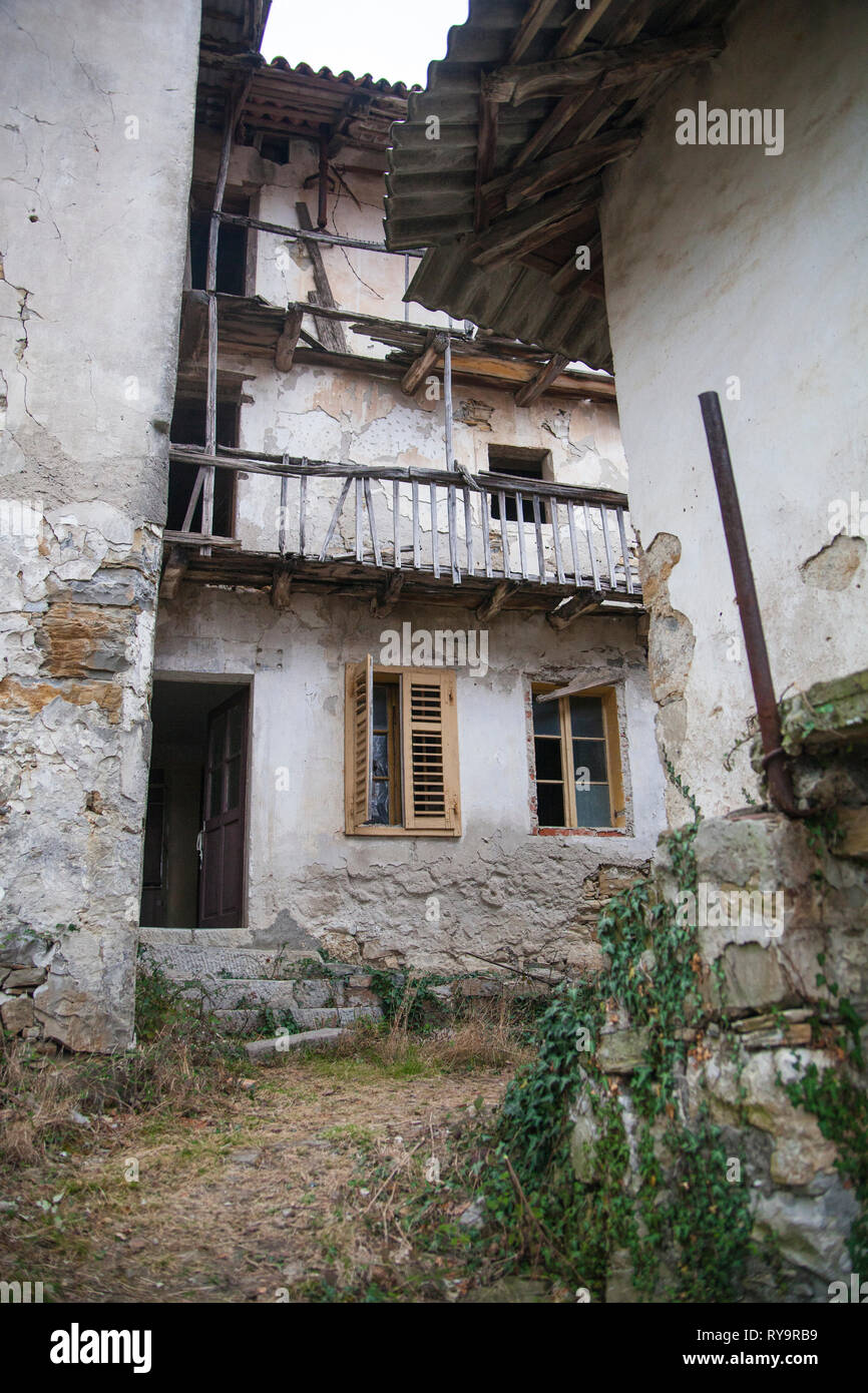 Villaggio abbandonato Slapnik nella regione Goriška Brda, Slovenia. Foto Stock