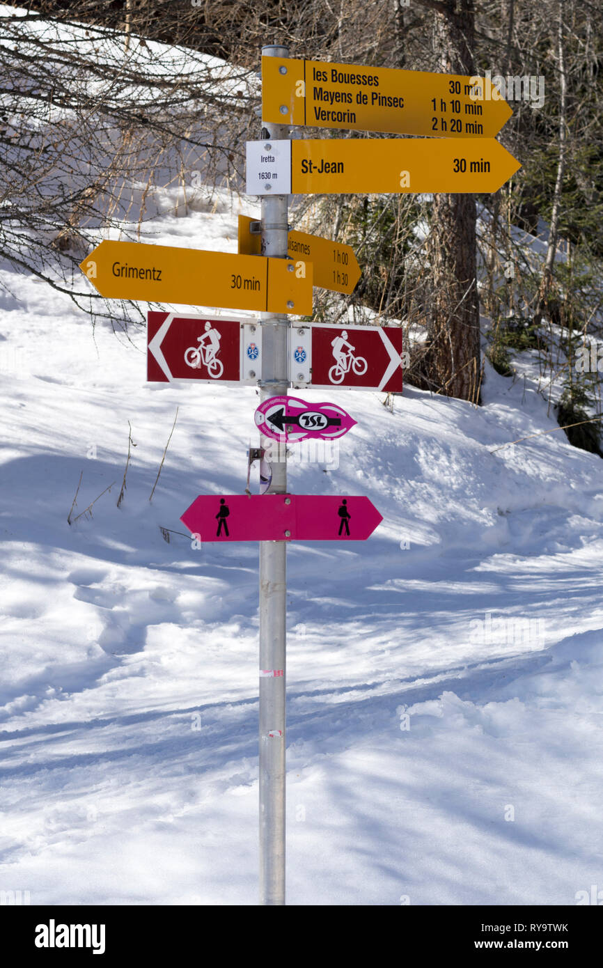 Sentiero direzionale segno vicino a Grimentz in inverno, Canton Vallese, Svizzera. Foto Stock