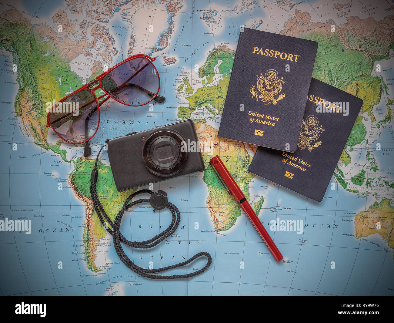 Passaporti in vacanza mappa di viaggio Foto Stock