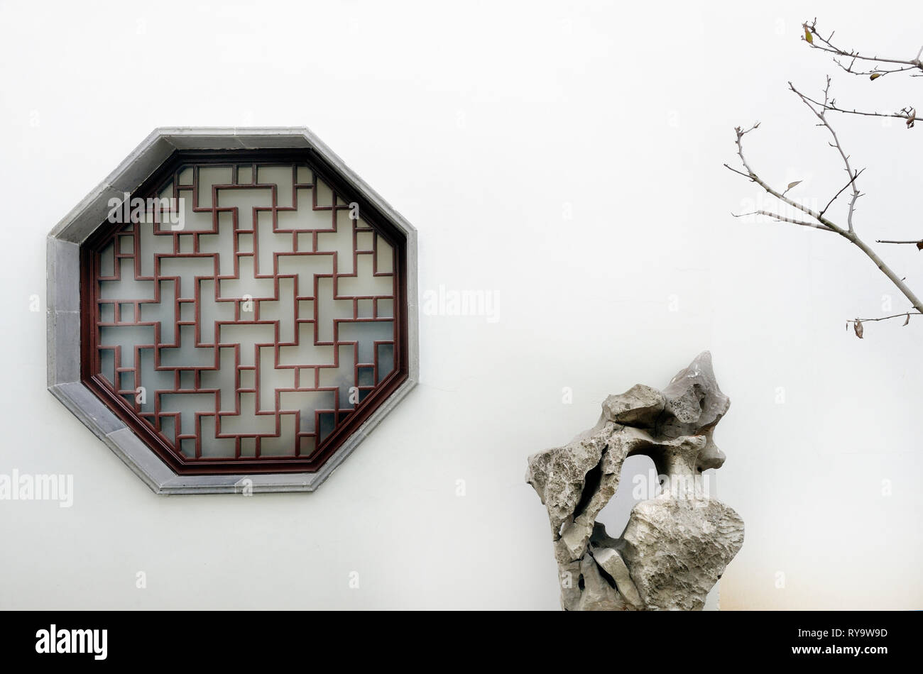 Finestra,la pietra e la struttura ad albero del giardino dell umile amministratore , Suzhou, Cina. Questo è un sito Patrimonio Mondiale dell'UNESCO Foto Stock