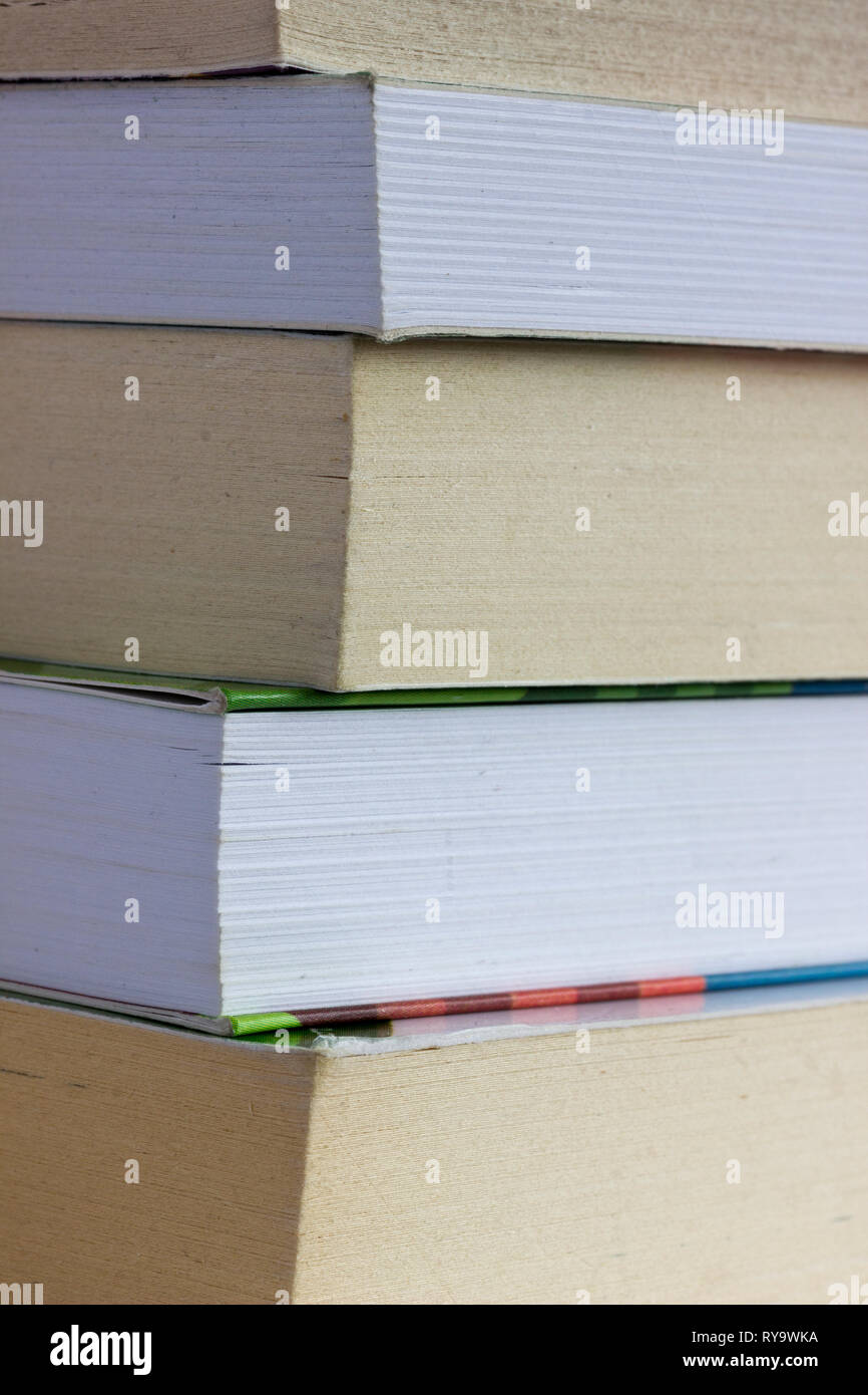 Pila di libri sullo sfondo Foto Stock