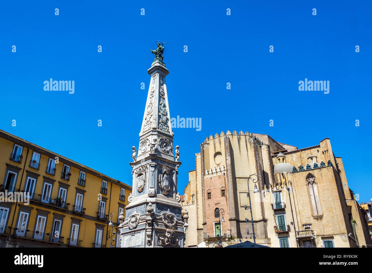 Architettura storica in san Domenico Plaza in bella Napoli, Italia Foto Stock