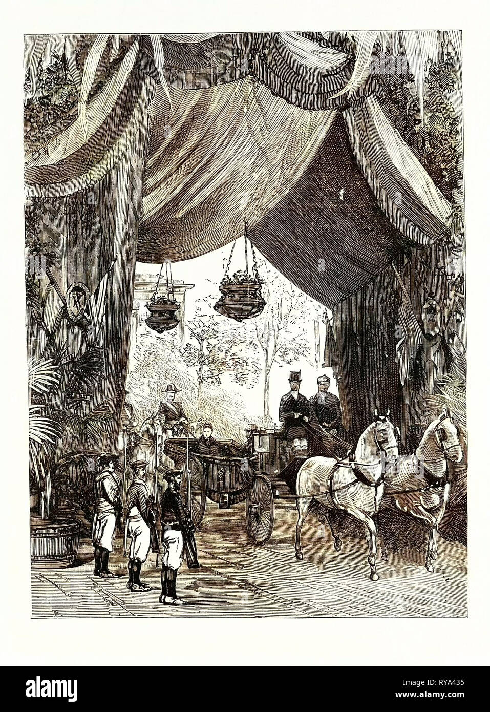 Il Oueen dell'arrivo a Grasse: Sua Maestà la guida sotto un arco trionfale Francia Foto Stock