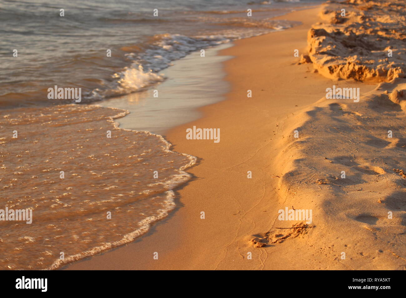 Fare romantiche passeggiate lungo la spiaggia alla fine della giornata, mano nella mano, sono un buon modo per rilassarsi. Foto Stock