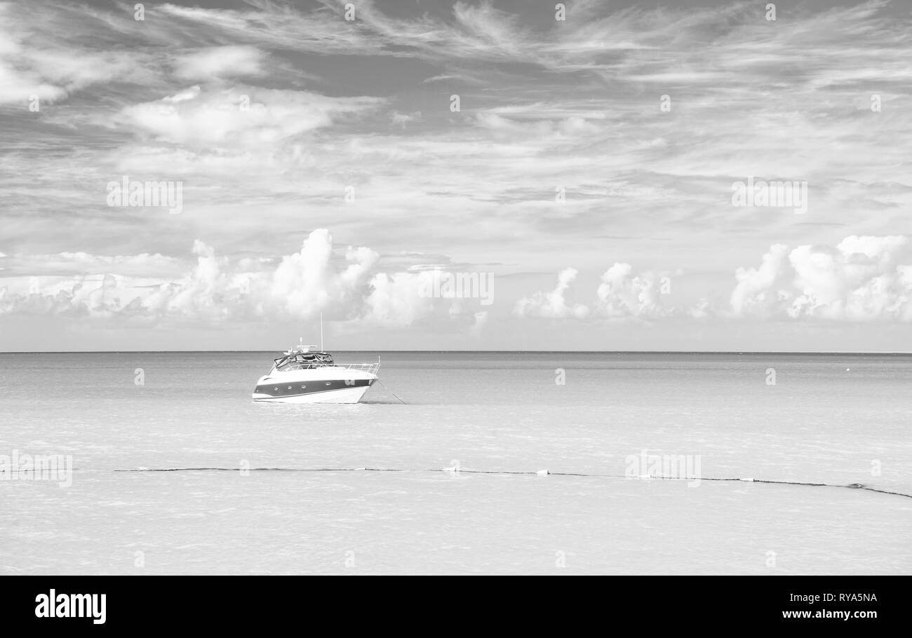 Attraente luminosa vista di esotici e coloratissimi bella spiaggia di Marina di Antigua St. Johns con la barca in acqua blu e il cielo con piccole nuvole nella soleggiata weath Foto Stock