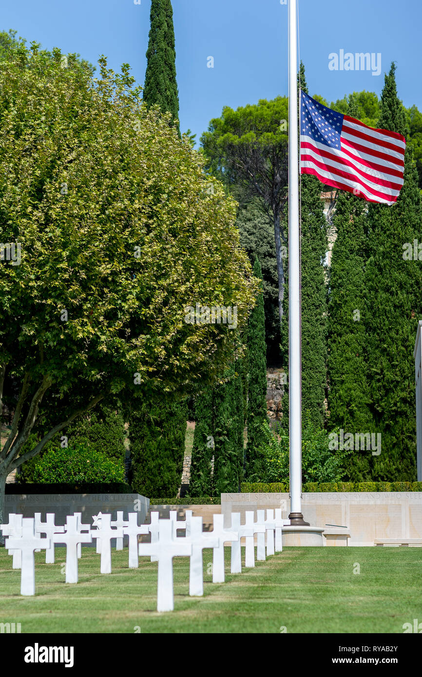 Grabkreuze auf dem Friedhof vor einem Fahnenmast mit der amerikanischen Flagge, die Flagge ist nach dem Tod von US-Senator John McCain auf Halbmast Foto Stock