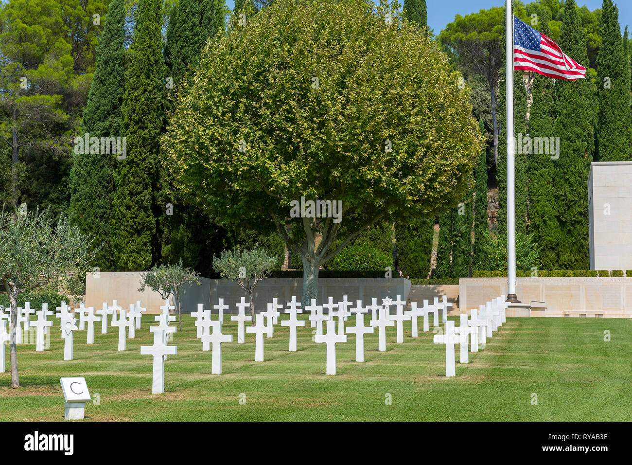 Grabkreuze auf dem Friedhof vor einem Fahnenmast mit der amerikanischen Flagge, die Flagge ist nach dem Tod von US-Senator John McCain auf Halbmast Foto Stock