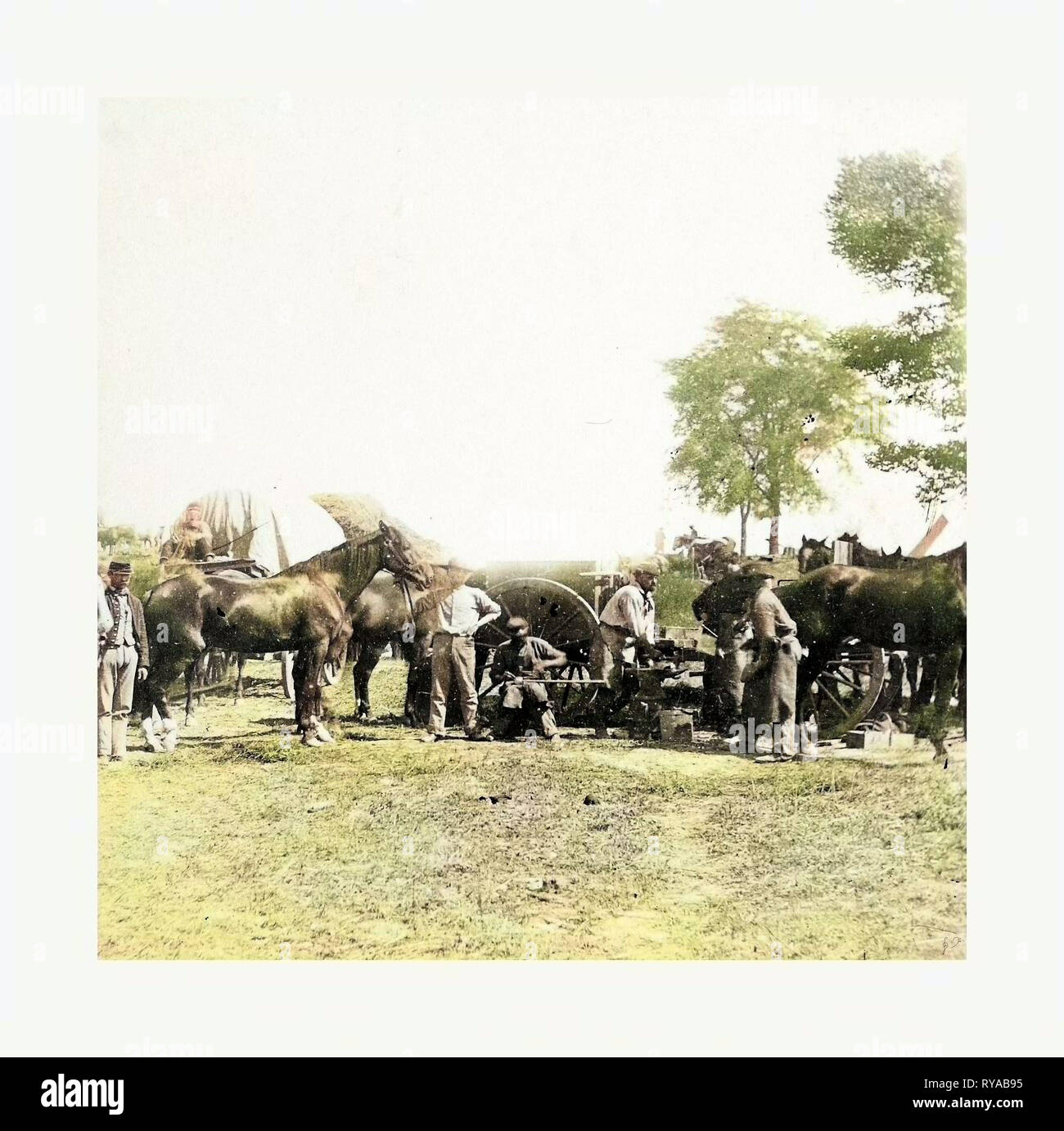 La guerra civile americana: Esercito fabbro e Forge, Antietam, sett, 1862, Union Army fabbro al lavoro circondato da cavalli e altri uomini in generale Mcclellan della sede di Antietam. Foto, albume stampare Foto Stock