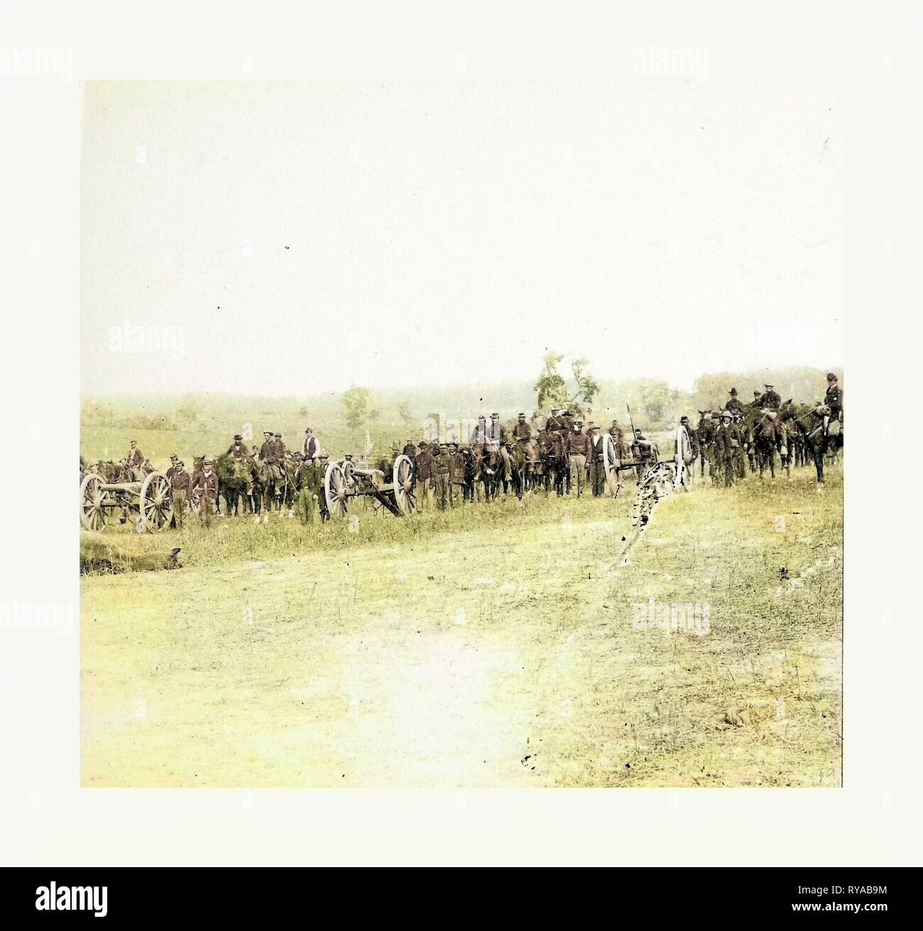 La guerra civile americana: capitano J. M. Knap di Pennsylvania batteria indipendente e artiglieria di luce in avvicinamento al campo di battaglia di Antietam, Maryland dopo la battaglia nel settembre 1862. Un cavallo morto laici in primo piano. Foto, albume stampare Foto Stock