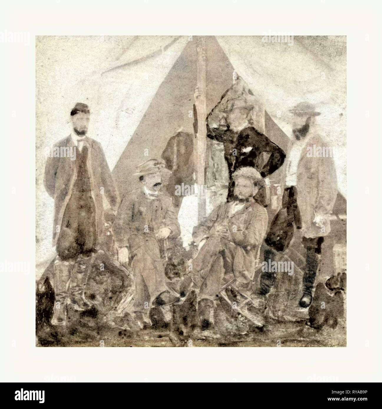 La guerra civile americana: presi sul campo di battaglia di Antietam ott. 18 [...] 1.Geo. H. Bangs, 2. Wm. B. Moore, Secy privato di [...] 3. Allan Pinkerton, 4. John C. Babcock, 5. A. K. Littlefield, gruppo Al servizio segreto il quartier generale a Antietam, Maryland in piedi di fronte ad una tenda. Scritto a mano numeri sotto ciascuna delle cinque uomini corrispondono a un elenco sul tergo. Foto, albume stampare Foto Stock
