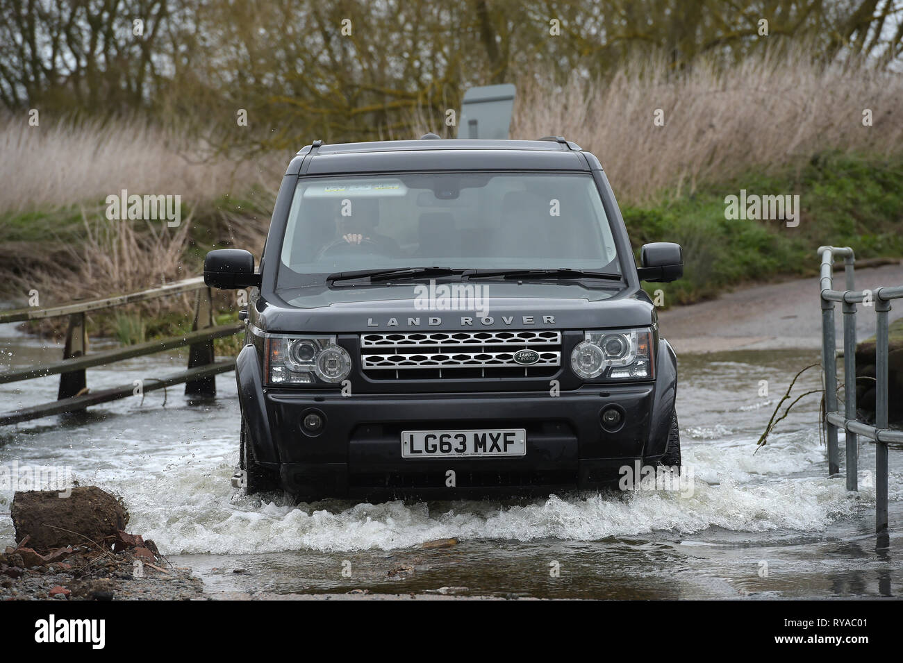 Come tempesta Gareth batte la Gran Bretagna con una pesante pioggia e forte vento il fiume Wid in Billericay Essex burst è rive causando difficoltà di condizioni di guida Foto Stock