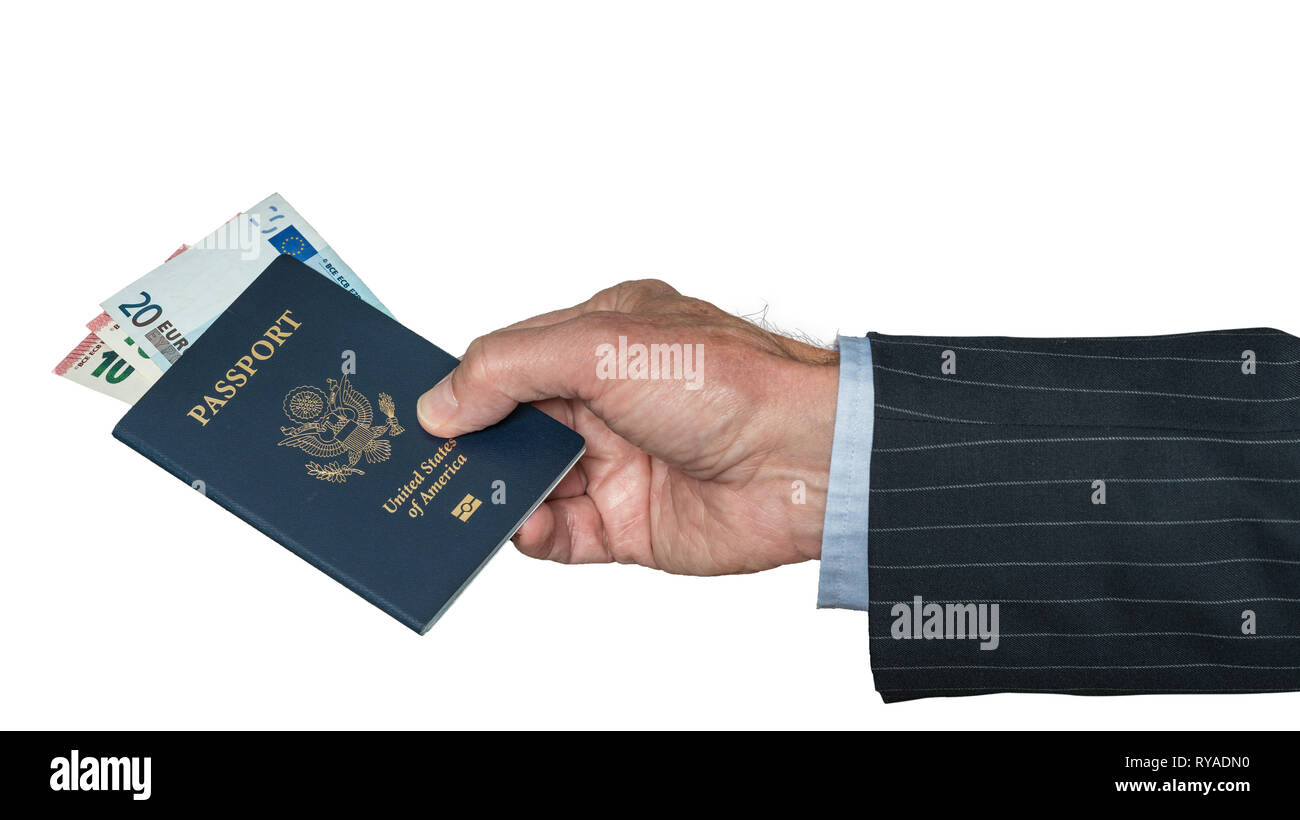 Senior caucasian mano azienda passaporto americano con Euro Foto Stock