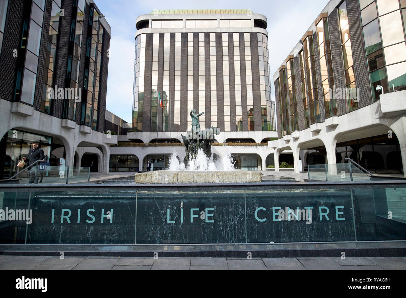 Irish Life Centre con carro della vita la scultura e la fontana a Dublino Repubblica di Irlanda Europa Foto Stock