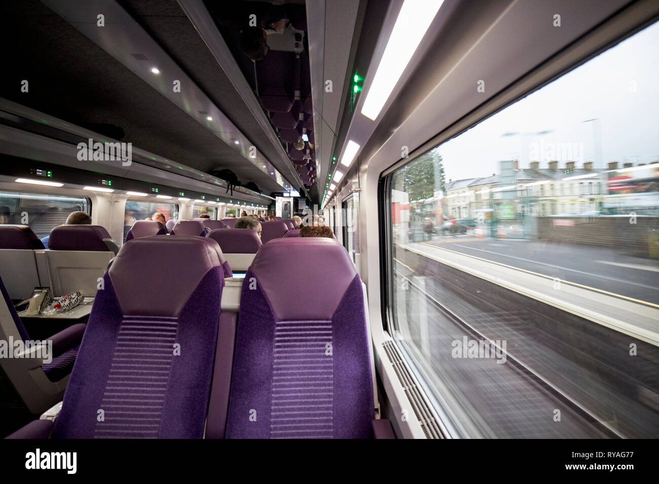 Sede vuota sul treno enterprise tra Belfast e Dublino passando attraverso la stazione in Irlanda del Nord Foto Stock