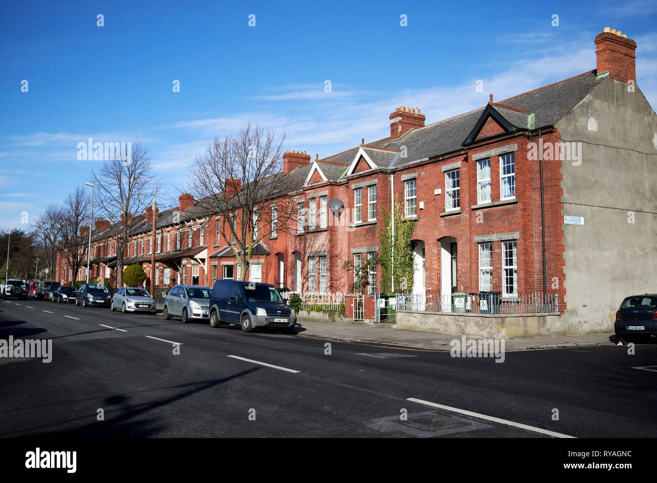 Red case di mattoni su Clonliffe Road all'incrocio con la strada di distilleria dublin 1 Dublino Repubblica di Irlanda Europa Foto Stock