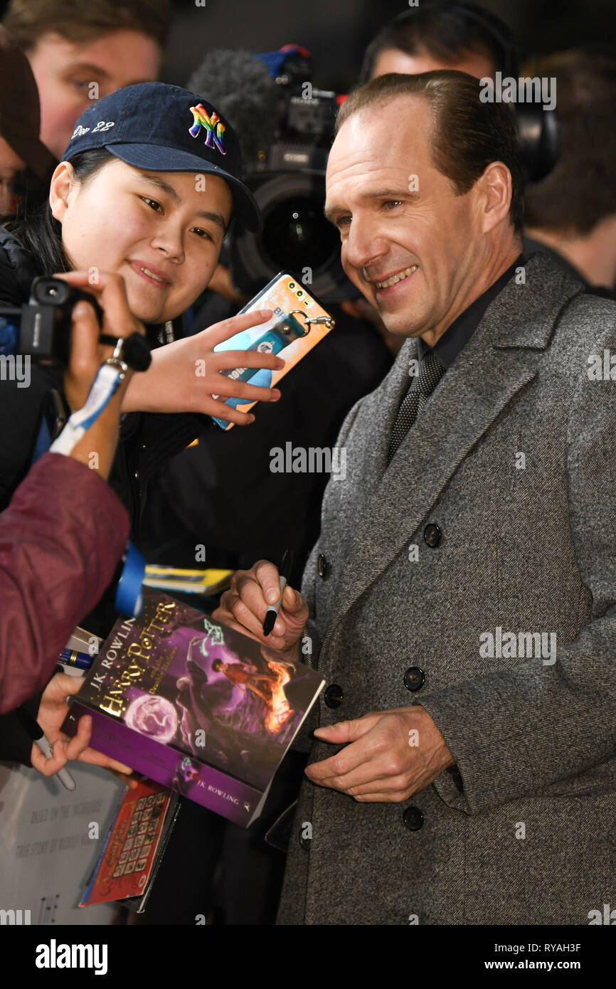 Londra, Regno Unito. Xii Mar, 2019. Londra, Regno Unito. Marzo 08, 2019: Ralph Fiennes arriva per la premiere di 'Il corvo bianco' presso il Curzon Mayfair, Londra. Immagine: Steve Vas/Featureflash Credito: Paul Smith/Alamy Live News Foto Stock