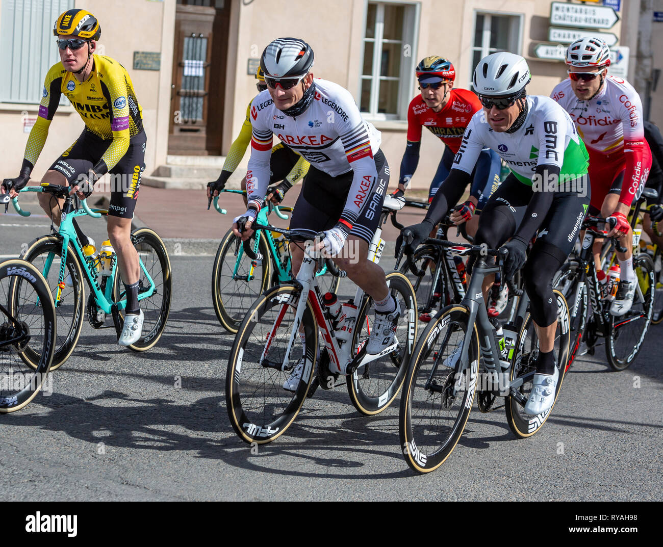 Chatillon-Coligny, Francia - 10 Marzo 2019: Tre ciclisti (Andre Greipel del Team Arkea-Samsic, Lars Ytting Bak di Dimension Data Team, Mike Teunissen del Team Jumbo-Visma) di equitazione in peloton, in Chatillon-Coligny durante la tappa 3 della Parigi-nizza 2019. Credito: Radu Razvan/Alamy Live News Foto Stock