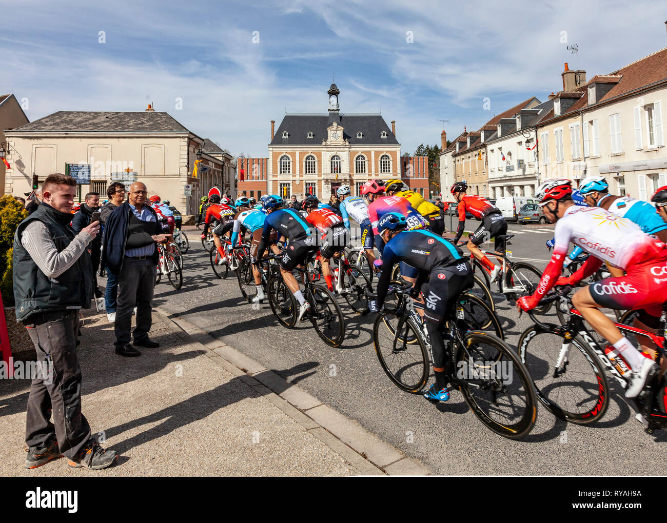 Chatillon-Coligny, Francia - 10 Marzo 2019: il peloton cavalcare davanti al City Hall di Chatillon-Coligny durante la tappa 3 della Parigi-nizza 2019. Credito: Radu Razvan/Alamy Live News Foto Stock