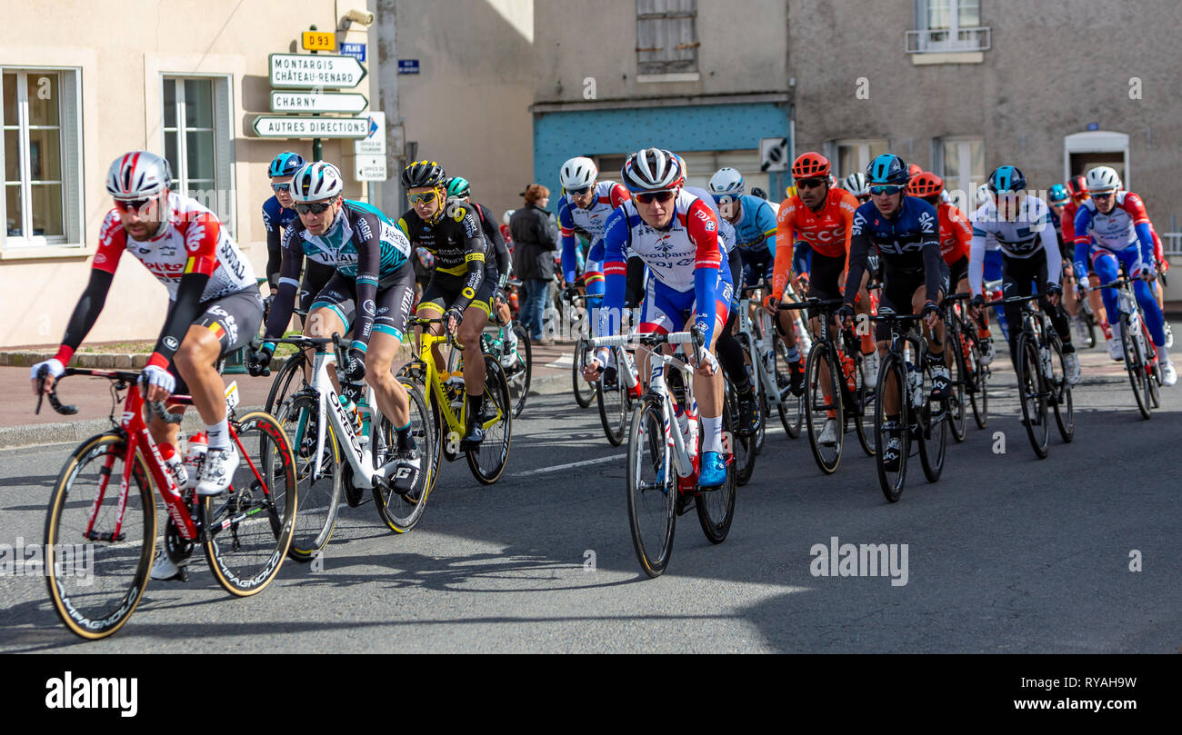 Chatillon-Coligny, Francia - 10 Marzo 2019: il peloton cavalcare in Chatillon-Coligny durante la tappa 3 della Parigi-nizza 2019. Credito: Radu Razvan/Alamy Live News Foto Stock