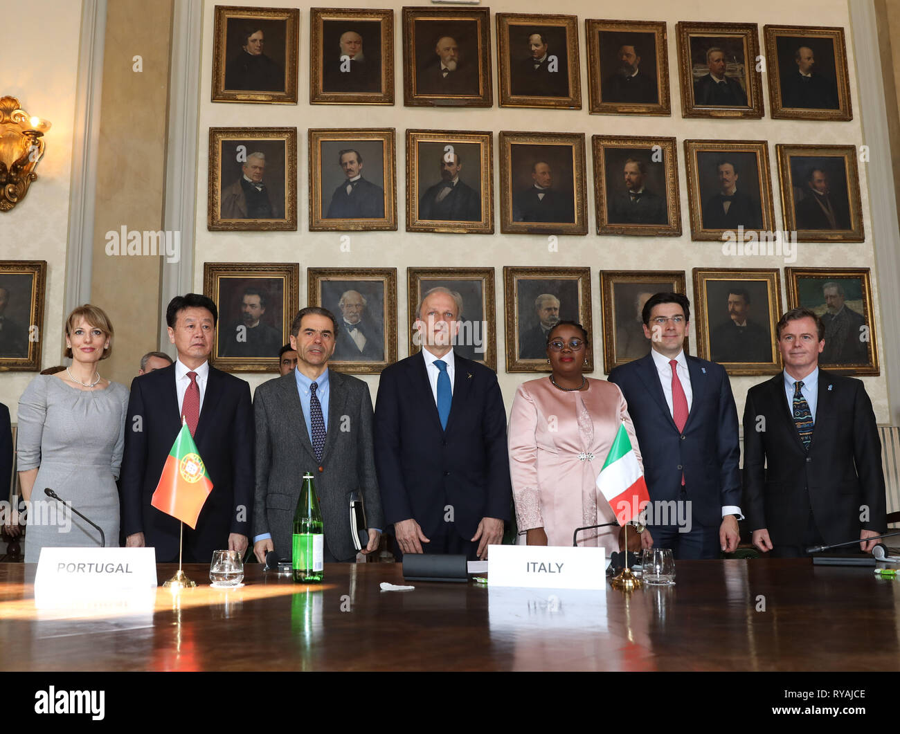 Roma, Italia. Xii Mar, 2019. Ministri e rappresentanti ad alto livello comportano per le foto dopo la firma della accordo di istituire il corpo chiamato chilometro quadrato osservatorio di Array (SKA Observatory), Roma (Italia), il 12 marzo 2019. Un trattato internazionale per la creazione di una organizzazione intergovernativa di supervisionare la consegna del mondo la più grande radiotelescopio è stato firmato qui martedì. Credito: Cheng Tingting/Xinhua/Alamy Live News Foto Stock