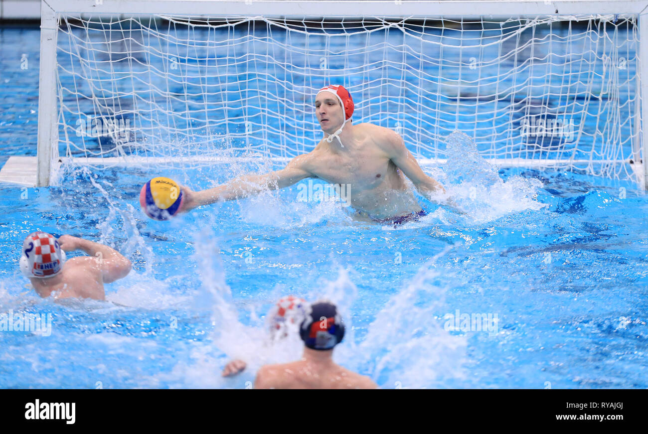 Sisak, Croazia. Xii Mar, 2019. Marko Bijac di Croazia salva un obiettivo durante il sesto round di LEN Coppa Europa pallanuoto match tra la Croazia e la Serbia in Sisak, Croazia, il 12 marzo 2019. La Croazia ha vinto 12-9. Credito: Slavko Midzor/Xinhua/Alamy Live News Foto Stock