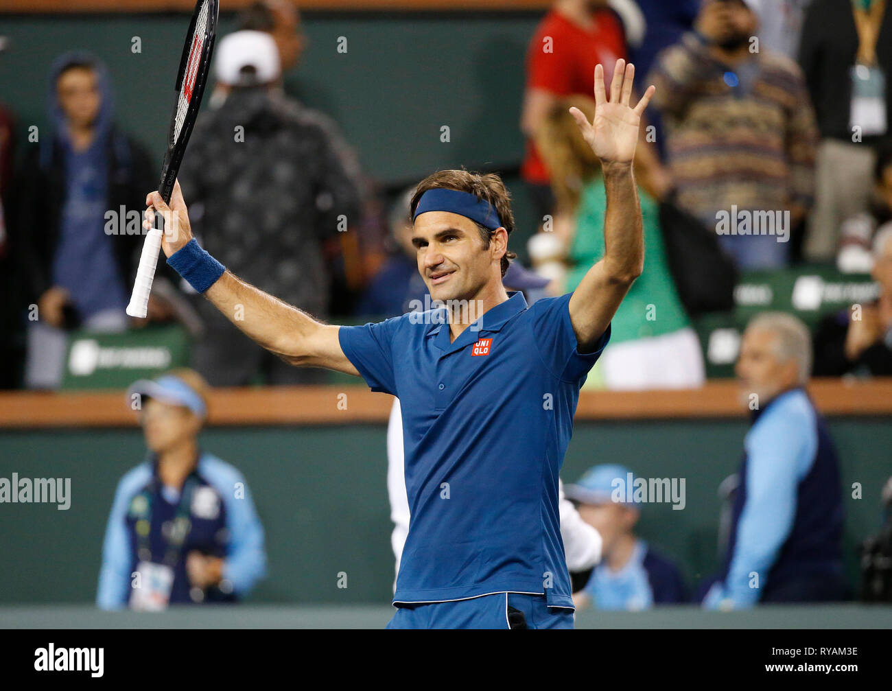 Indian Wells, California, Stati Uniti d'America. 12 mar 2019. Roger Federer (SUI) riconosce la folla dopo aver vinto la sua partita contro Stan Wawrinka (SUI) durante il 2019 BNP Paribas Open a Indian Wells Tennis Garden di Indian Wells, California. Charles Baus/CSM Credito: Cal Sport Media/Alamy Live News Foto Stock