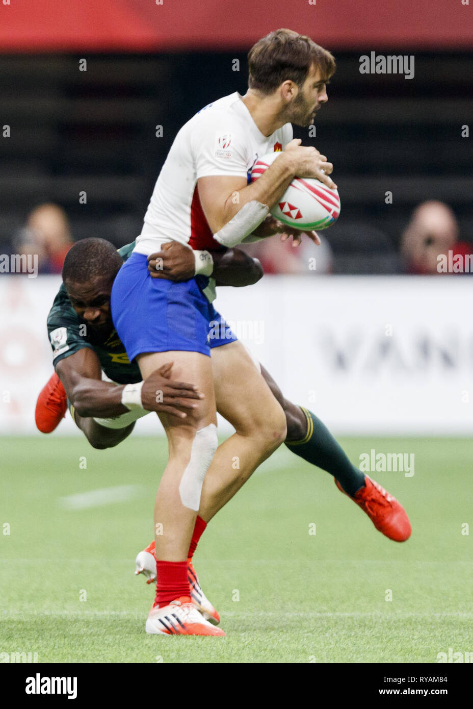 Vancouver, British Columbia, Canada. Decimo Mar, 2019. JEAN PASCAL BARRAQUE #10 di Francia affrontato da SIVIWE SOYIZWAPI #11 del Sud Africa durante la finale del campionato il giorno 2 della HSBC Canada Sevens alla BC posto su marzo 10, 2019 a Vancouver in Canada. Credito: Andrew mento/ZUMA filo/Alamy Live News Foto Stock