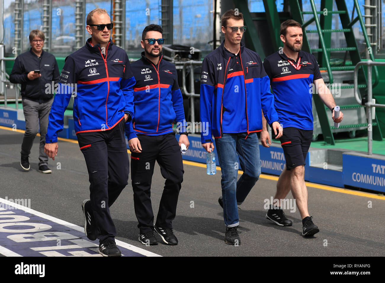 Melbourne, Australia. 13 marzo 2019, Melbourne Grand Prix Circuit, Melbourne, Australia; stagione di Formula 1 di lancio in Melbourne; la Scuderia Toro Rosso, Daniil Kvyat testa fuori per una via a piedi Credit: Azione Plus immagini di sport/Alamy Live News Foto Stock