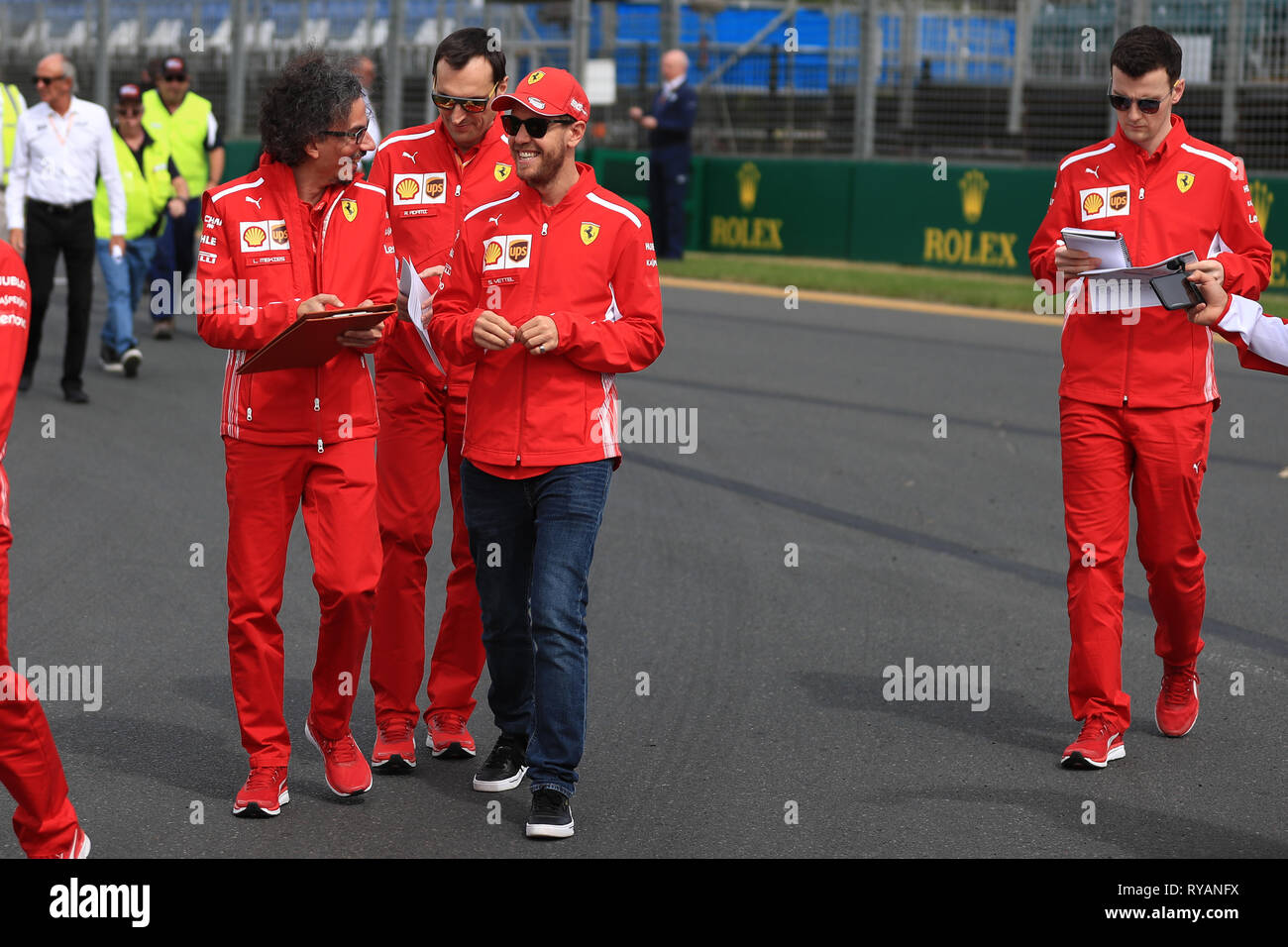 Melbourne, Australia. 13 marzo 2019, Melbourne Grand Prix Circuit, Melbourne, Australia; stagione di Formula 1 di lancio in Melbourne; la Scuderia Ferrari, Sebastian Vettel passeggiate la via Credit: Azione Plus immagini di sport/Alamy Live News Foto Stock