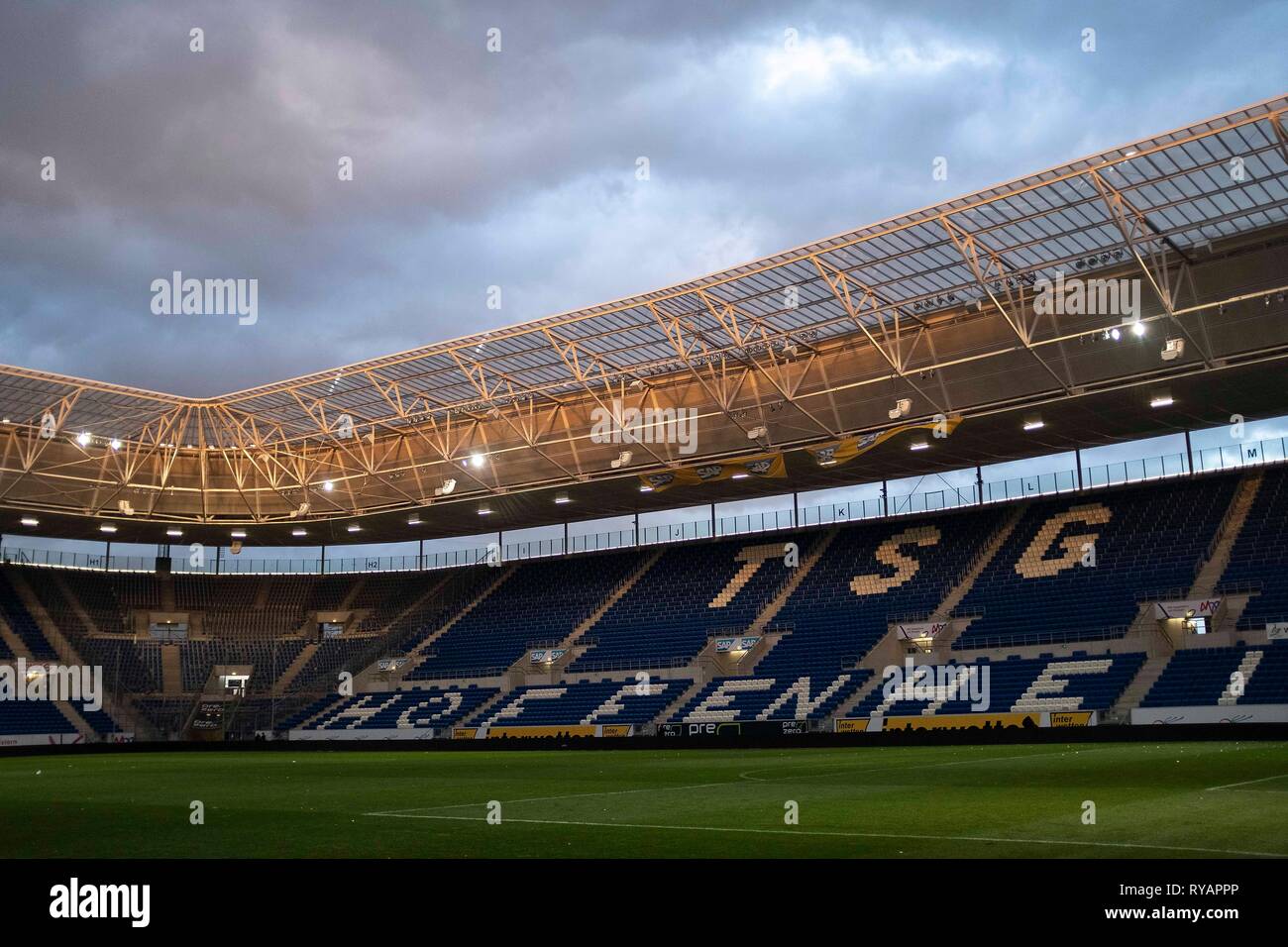 Sinsheim, Deutschland. Undicesimo Mar, 2019. Funzione, lo stadio di Sinsheim, Prezero Arena, lo stadio di calcio, vista interna, sera atmosfera serale, sky, nuvole scure, calcio 1.Bundesliga, 25.Spieltag, TSG 1899 Hoffenheim (1899) - FC Norimberga (N) 2: 1, am 10.03.2019 a Sinsheim/Germania. ## DFL regolamenti vietano qualsiasi uso di fotografie come sequenze di immagini e/o quasi-video ## € | Utilizzo di credito in tutto il mondo: dpa/Alamy Live News Foto Stock