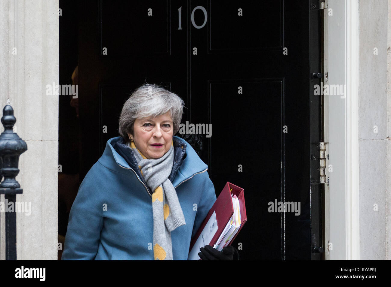 Londra, Regno Unito. 13 marzo, 2019. Il primo ministro Theresa Maggio lascia 10 Downing Street a seguito di un armadietto di emergenza incontro a frequentare il primo ministro di domande il giorno dopo la sua proposta Brexit finale accordo di ritiro è stato sconfitto in House of Commons da una maggioranza di 149 voti, è la seconda volta che il progetto di accordo era stata respinta da MPs da una sostanziale maggioranza. Credito: Mark Kerrison/Alamy Live News Foto Stock